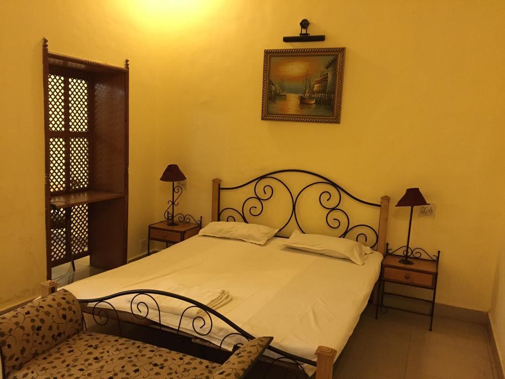 Central Hotel Lucknow Room photo